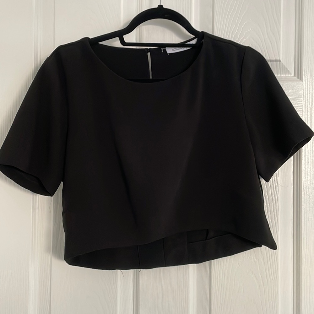 Emma & Jenna black crop top with wide short sleeves and slit in the back